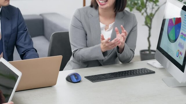 オフィスで会議するビジネスパーソンのグループ