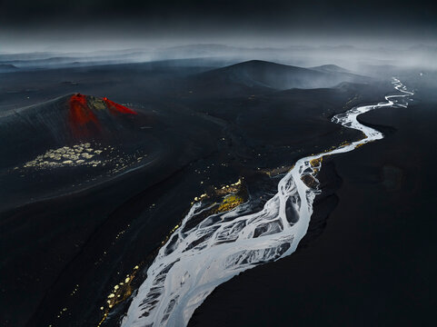 Vue a&eacute;rienne des crat&egrave;res du Lakag&iacute;gar et de la rivi&egrave;re glaciaire en Islande