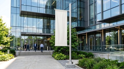 Obraz premium Blank white banner on pole outside modern office building.