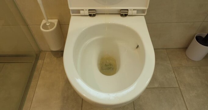 urination with urine missing the center of the toilet, suitable for hygiene issues, men&rsquo;s health, bathroom cleaning, urinary problems, prostate topics, and everyday household situations.