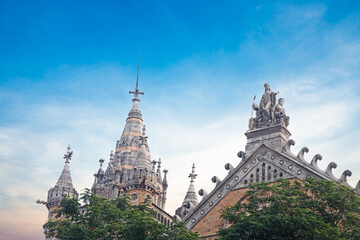 Obraz premium Mumbai Maharashtra India Jan 18 2026 Close up of the Victorian Gothic architectural details and statues on the Chhatrapati Shivaji Maharaj Terminus building under a bright sky