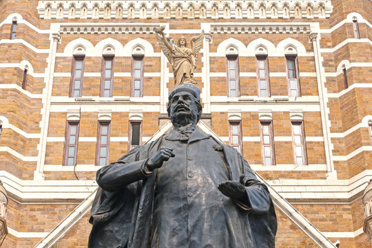 Mumbai Maharashtra India Jan 18 2026 Close up view of the bronze statue of Sir Pherozeshah Mehta with the winged angel statue and Gothic architecture of the BMC building in the background