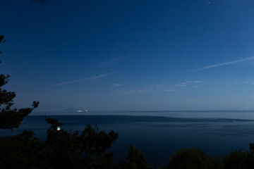 Obraz premium Milky way stars over ocean sea waters.