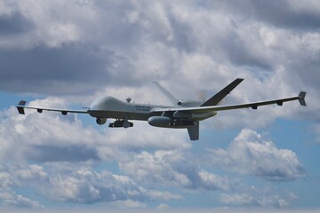 Obraz premium Drone Reaper en vol ciel nuageux