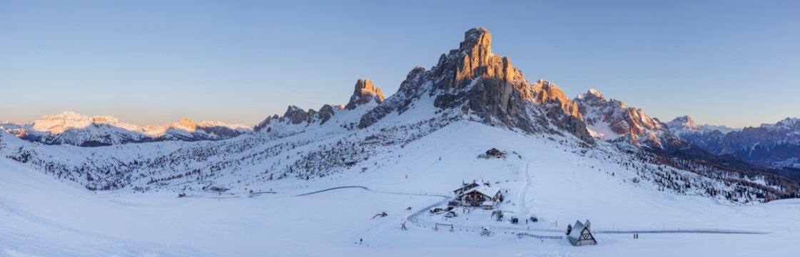 Panorama hivernal du Passo Giau et du Ra Gusela