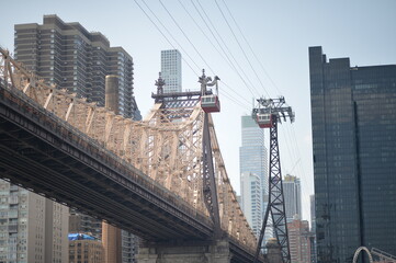 Obraz premium City bridge with steel lattice and towering skyscrapers