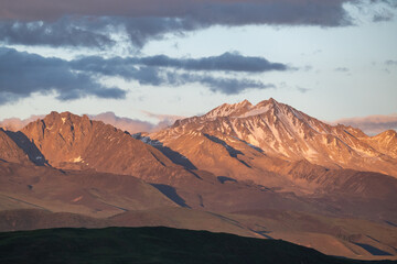 Naklejka premium mountain landscape at sunset