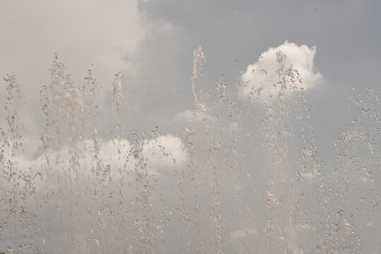 water splash on a fountain水滴形状。蓝蓝的天空。飘散的云。