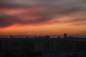 Obraz premium Red evening sky over Warsaw skyline