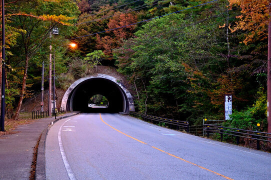 山梨県富士河口湖町　本栖みち（国道300号）の本栖トンネル　パノラマ台登山口
