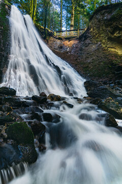 Cascade du Rossignolet. Au pied de la cascade, sous la frondaison des arbres, on entend le murmure d'un ruisseau qui rappelle le chant du rossignol, d'o&ugrave; le nom donn&eacute; &agrave; la cascade