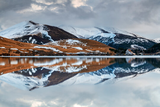 Reflet des montagnes sur le lac de Gu&eacute;ry. C'est un lac de montagne d&rsquo;origine volcanique situ&eacute; dans les Monts Dore, au c&oelig;ur du Massif central. C'est le plus haut des lacs d'Auvergne/France
