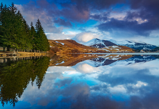 Reflet des montagnes sur le lac de Gu&eacute;ry. C'est un lac de montagne d&rsquo;origine volcanique situ&eacute; dans les Monts Dore, au c&oelig;ur du Massif central. C'est le plus haut des lacs d'Auvergne/, Massif Central,