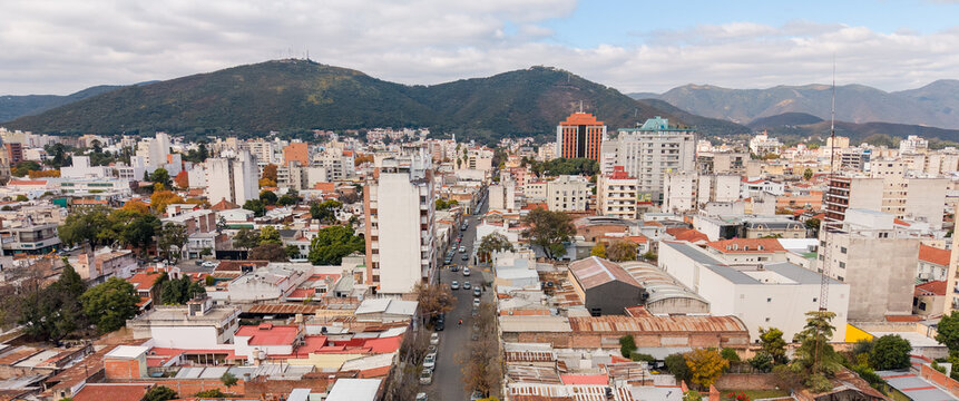 Vista a&eacute;rea ciudad de Salta. 
Calle General G&uuml;emes
Vista al Cerro San Bernardo