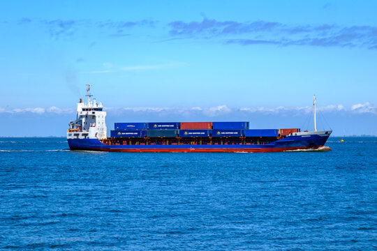 CUXHAVEN, DEUTSCHLAND &ndash; 30.05.2026: Das in  ZYPERN registrierte Containerschiff AGUMIES auf der Elbe in H&ouml;he CUXHAVEN