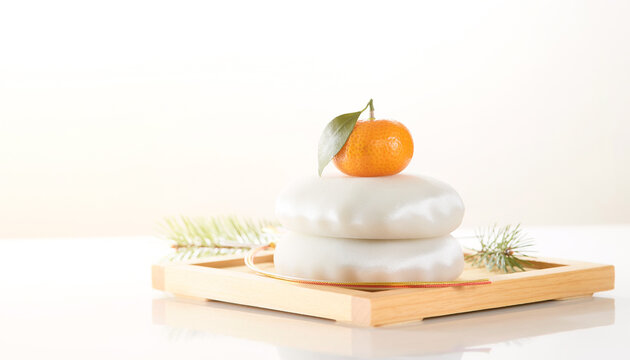 鏡餅とみかんを木製トレーに飾った明るい正月の和風静物
