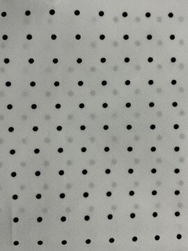Textura de Tecido Branco com Estampa de Bolinhas Pretas