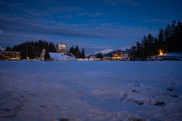 Obraz premium Scenic view of frozen and snow covered Etang Grenon (Lac Grenon) with illuminated lettering 