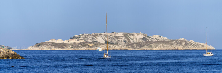 Voilier au large de Marseille © PPJ