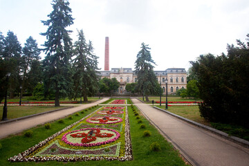 Zabytkowy reprezentacyjny budynek klasycystyczno-eklektyczny, klomby kwiatowe, Ciechocinek, Polska, Historic, representative classicist-eclectic building, flower beds, Ciechocinek, Poland © 123108 Aneta