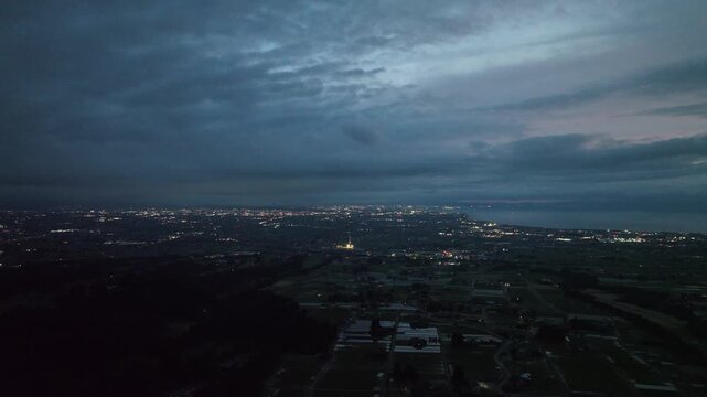 日本の富山県滑川市の丘陵部から見た富山湾と富山市周辺のあかり