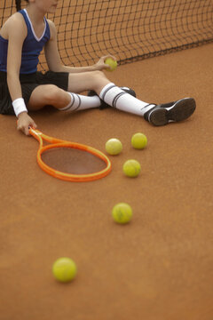 M&auml;dchen, 11, im Tennisoutfit am Tennisplatz