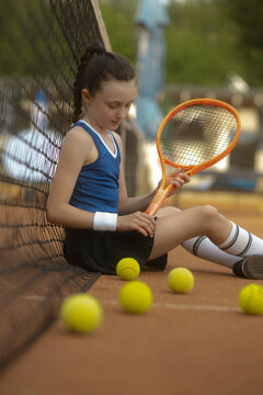 M&auml;dchen, 11, im Tennisoutfit am Tennisplatz