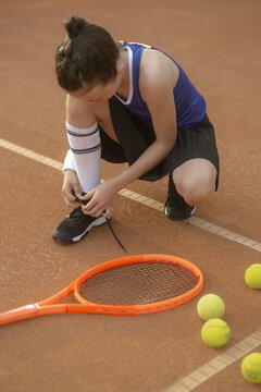 M&auml;dchen, 11, im Tennisoutfit am Tennisplatz