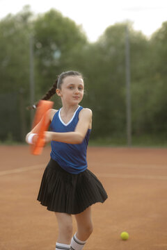 M&auml;dchen, 11, im Tennisoutfit am Tennisplatz