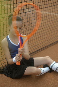 M&auml;dchen, 11, im Tennisoutfit am Tennisplatz
