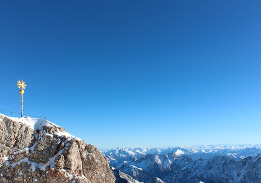 Gipfelkreuz auf einer Bergspitze