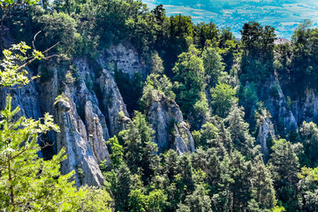 Obraz premium Dorf Tirol, Erdpyramide, Moränenschutt, Felsbrocken, Schloss Tirol, Waalweg, Wanderweg, Vinschgau, Weinberge, Etschtal, Meran, Südtirol, Frühling, Sommer, Italien