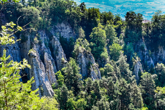 Dorf Tirol, Erdpyramide, Mor&auml;nenschutt, Felsbrocken, Schloss Tirol, Waalweg, Wanderweg, Vinschgau, Weinberge, Etschtal, Meran, S&uuml;dtirol, Fr&uuml;hling, Sommer, Italien