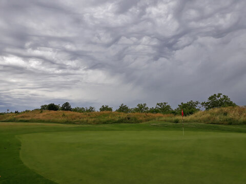 Vue sur le Golf de Chassieu en France avec un ciel spectaculaire