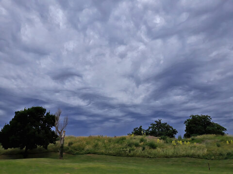Vue sur le Golf de Chassieu en France avec un ciel spectaculaire