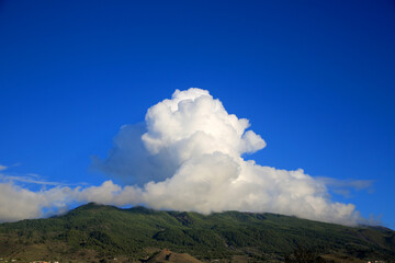 Cumulus, Quellwolke über Kraterlandschaft, Insel La Palma, Kanaren, Spanien, Europa  © Aggi Schmid