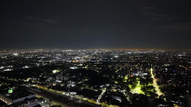 Rel&aacute;mpagos y tormenta el&eacute;ctrica sobre el horizonte de Buenos Aires de noche, ciudad iluminada, skyline urbano y clima dram&aacute;tico en Argentina