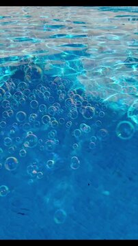 Burbujas de jabon en piscina