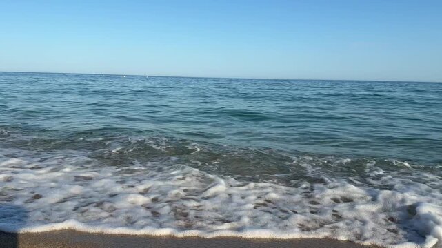 Olas del mar Mediterr&aacute;neo llegando a la orilla en una tranquila playa costera &mdash; v&iacute;deo 4K