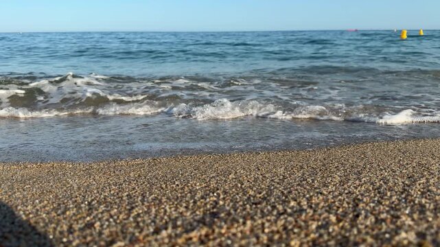 Olas suaves rompiendo en una playa de guijarros del mar Mediterr&aacute;neo &mdash; v&iacute;deo 4K