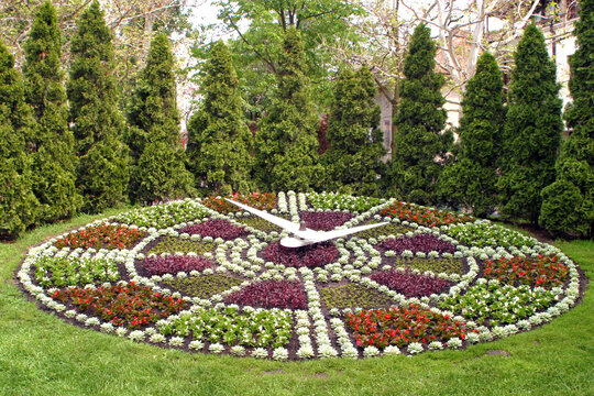 The Sz&eacute;kesfeh&eacute;rv&aacute;r Flower Clock, as a beautiful example of horticulture, is open from spring to autumn, with annual renovations.