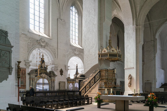 Innenansicht des Doms in L&uuml;beck mit Blick auf Altar und Rundbogenarkaden