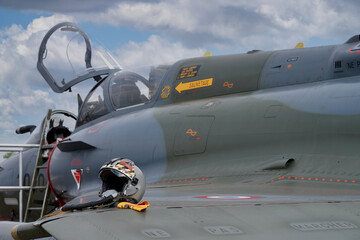 Obraz premium Mirage 2000 ciel nuageux et casque du pilote