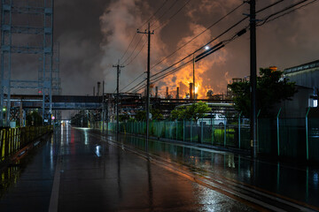 Fototapeta premium 雨の中の川崎市浮島町の工場夜景 Rainy Night View of Industrial Plant in Ukishimacho, Kawasaki, Japan