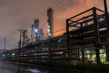 Naklejka premium 雨の中の川崎市浮島町の工場夜景 Rainy Night View of Industrial Plant in Ukishimacho, Kawasaki, Japan