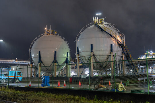 川崎市浮島町の球形タンクと煙立ちのぼる工場夜景
Night View of Industrial Plant with Spherical Tanks in Ukishimacho, Kawasaki, Japan