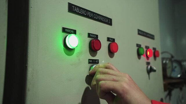 Activaci&oacute;n de tablero industrial con luz verde encendida, operaci&oacute;n t&eacute;cnica, control de maquinaria, supervisi&oacute;n, monitoreo, seguridad y trabajo en entorno industrial
