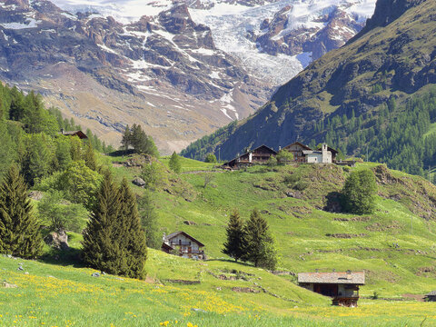 paesaggio montano a gressoney la trinit&eacute;, italia