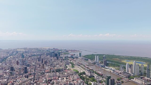 Vista panor&aacute;mica a&eacute;rea de Buenos Aires con Puerto Madero y el R&iacute;o de la Plata en un d&iacute;a despejado, arquitectura, turismo, desarrollo urbano, negocios y paisaje costero argentino