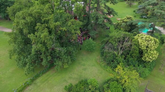 Boda en un campo entre los &aacute;rboles con pareja cas&aacute;ndose e invitados presentes, ceremonia al aire libre, amor, festividad, celebraci&oacute;n y entorno campestre